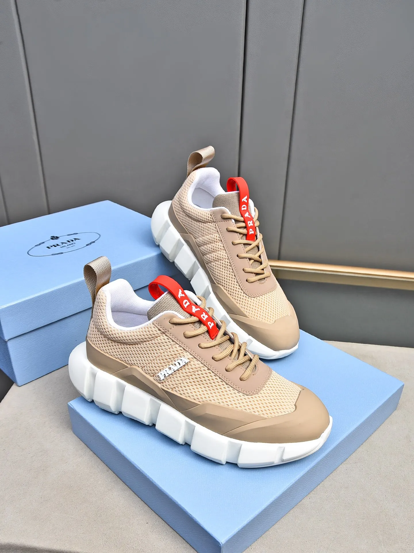 Men's shoes 💰480 PRADA/Prada men's lace-up casual sports shoes, the upper is made of cowhide leather and breathable mesh. It is soft, comfortable and breathable. The tongue is decorated with the PRADA brand letter logo. The thick rubber sole echoes the red label tongue. The style is fashionable and generous. The details are carefully crafted. A casual sports shoe with a super fashionable look on the foot. Excellent breathability!  Size: 38-44 (45 46 customized)